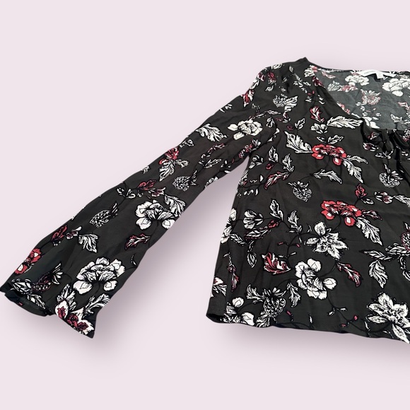 Women's cupcakes & cashmere Dark Gray Floral Blouse Tie And Sleeve Detail Medium - Picture 2 of 15